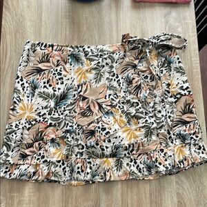 NWOT CATO White Black Yellow Leopard Tropical Print Women's Faux Wrap Skort